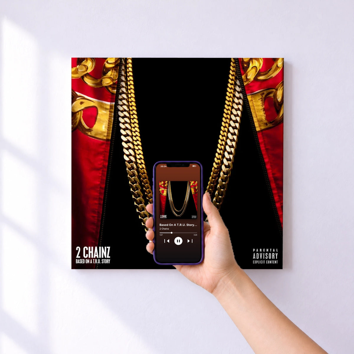 Affiche connectée Based On A T.R.U. Story (Deluxe) de 2 Chainz au mur : l'album se lance en approchant le téléphone