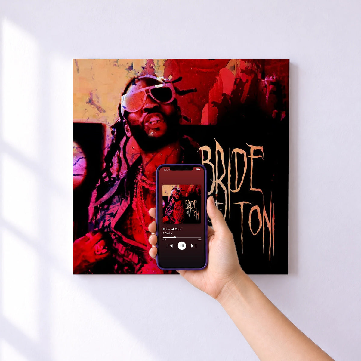 Affiche connectée Bride of Toni de 2 Chainz au mur : l'album se lance en approchant le téléphone