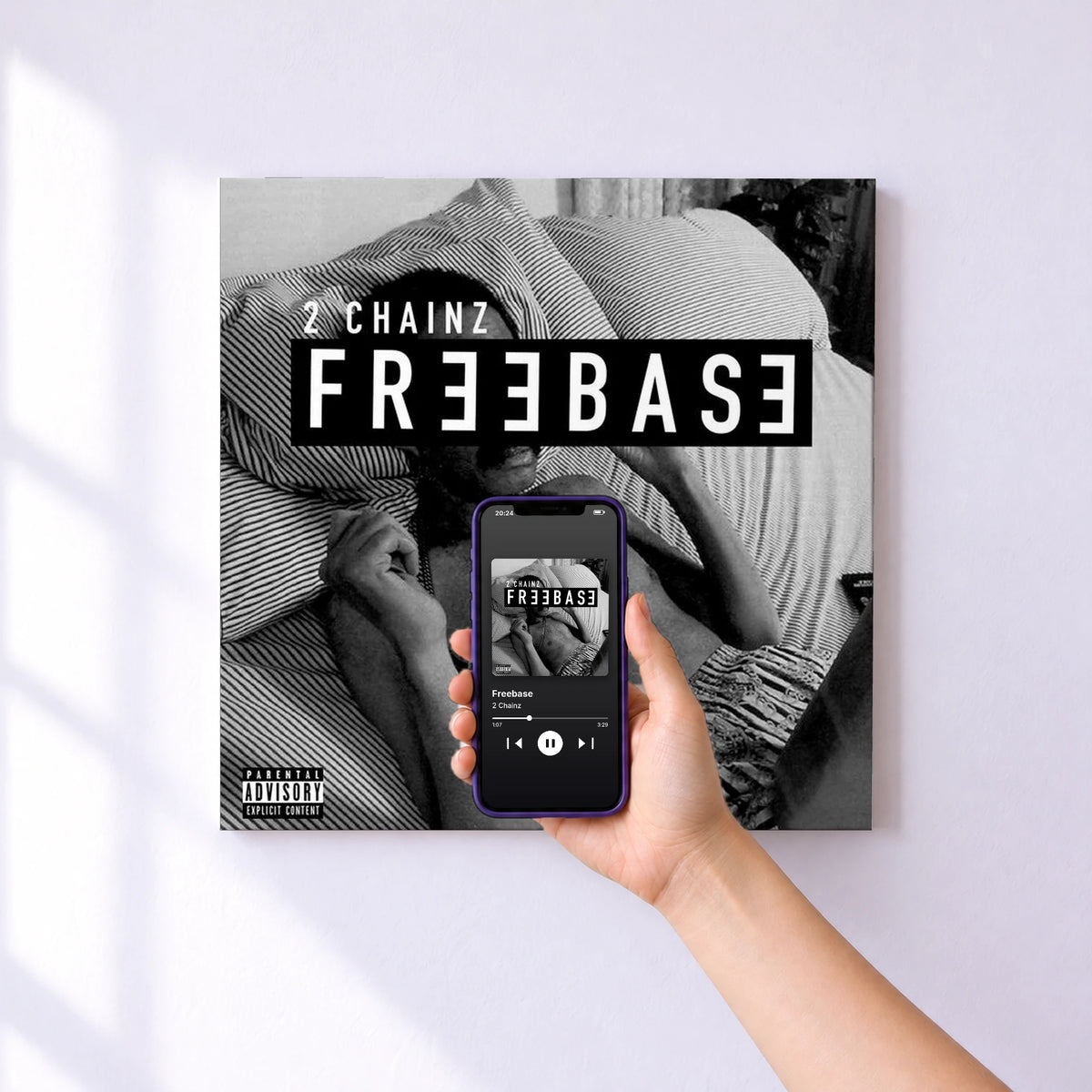 Affiche connectée Freebase de 2 Chainz au mur : l'album se lance en approchant le téléphone