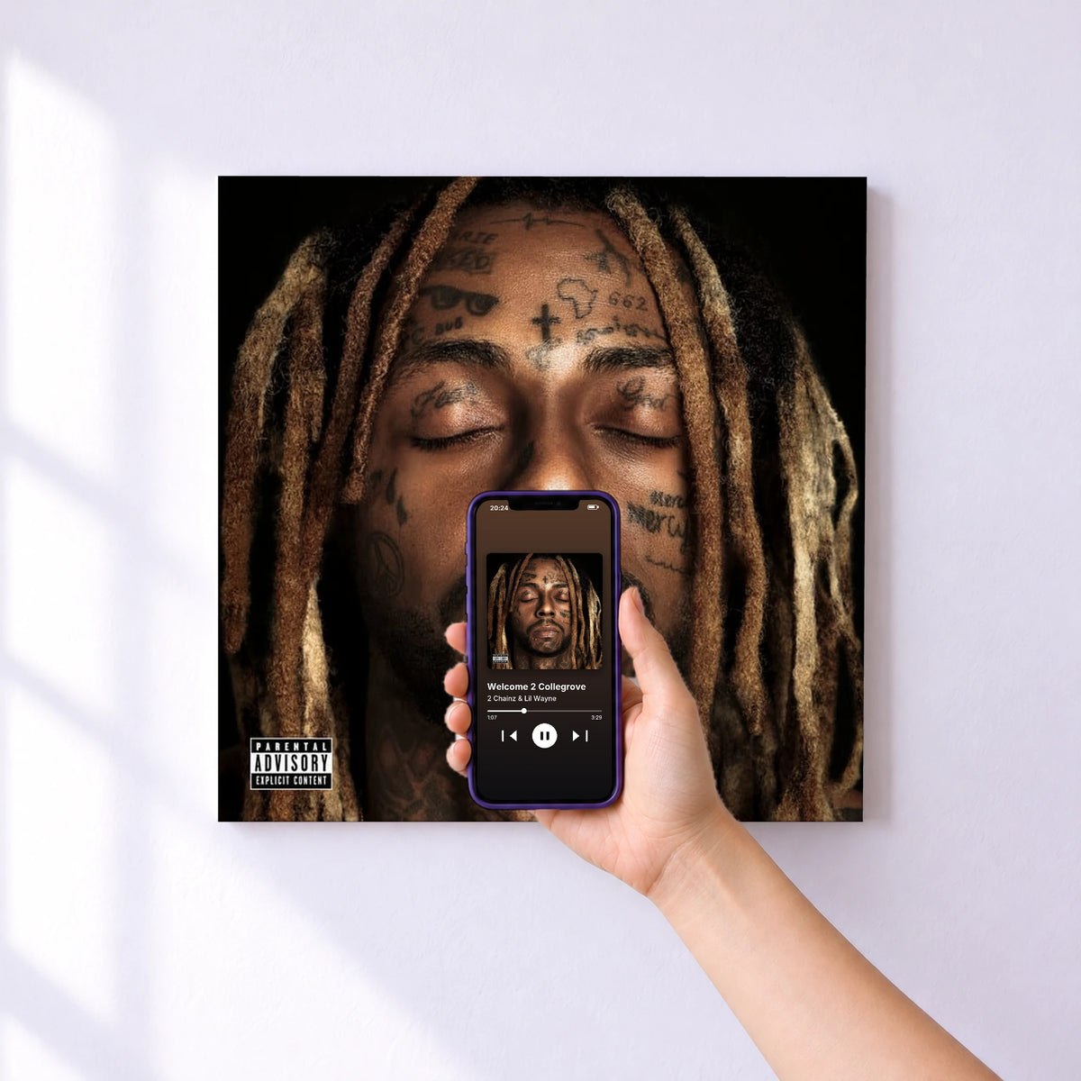 Affiche connectée Welcome 2 Collegrove de 2 Chainz & Lil Wayne au mur : l'album se lance en approchant le téléphone