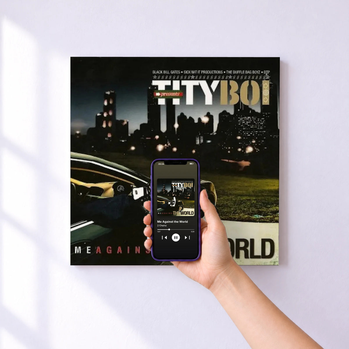 Affiche connectée Me Against the World de 2 Chainz au mur : l'album se lance en approchant le téléphone