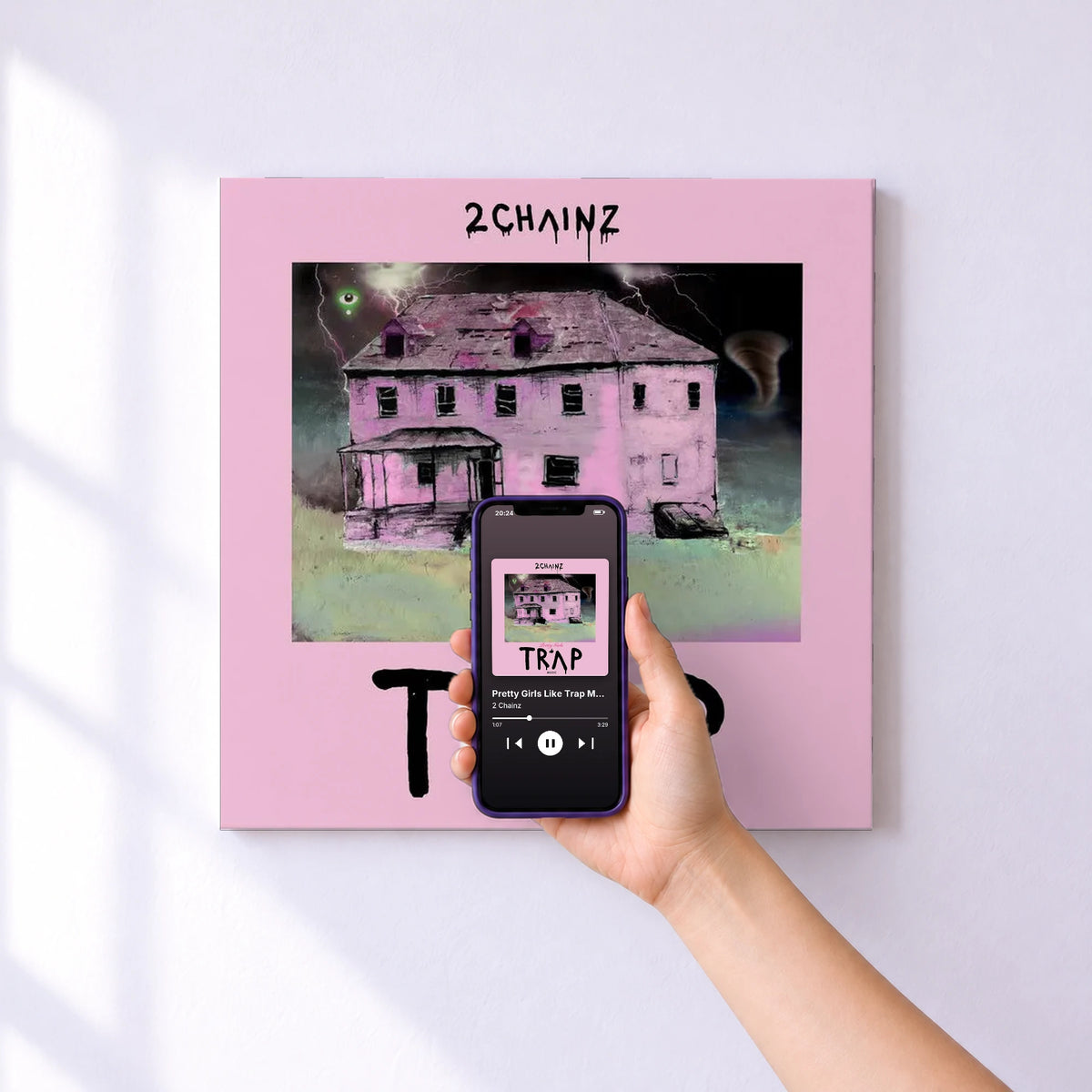 Affiche connectée Pretty Girls Like Trap Music de 2 Chainz au mur : l'album se lance en approchant le téléphone