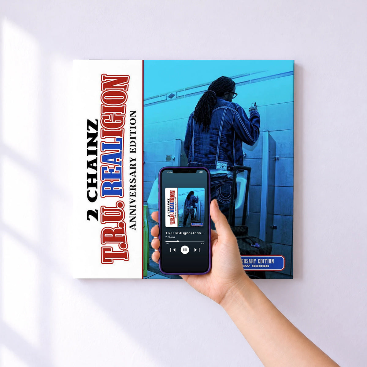 Affiche connectée T.R.U. REALigion (Anniversary Edition) de 2 Chainz au mur : l'album se lance en approchant le téléphone
