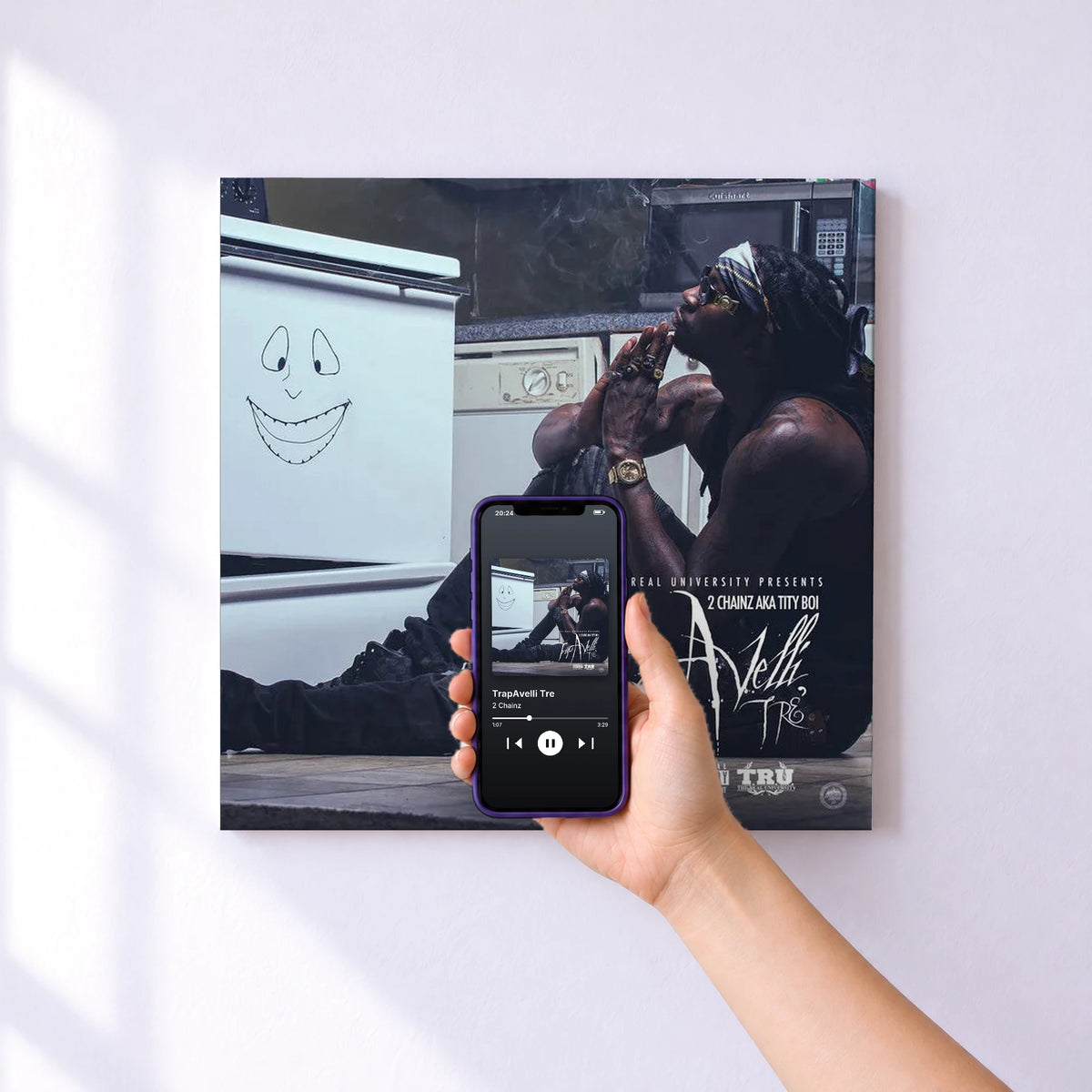 Affiche connectée TrapAvelli Tre de 2 Chainz au mur : l'album se lance en approchant le téléphone
