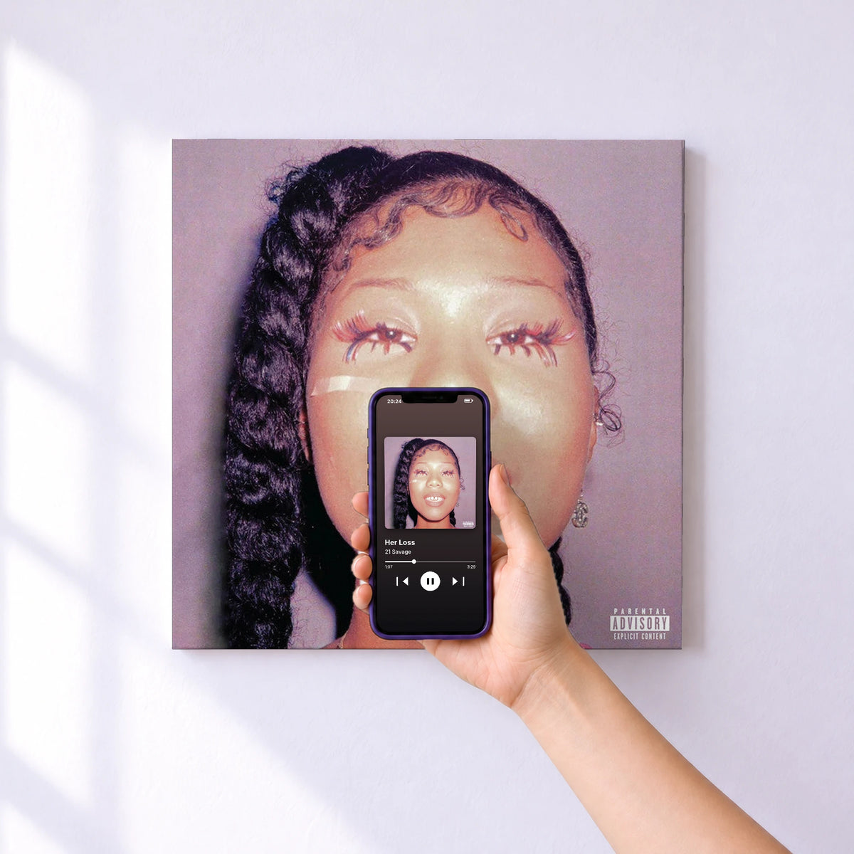 Affiche connectée Her Loss de 21 Savage au mur : l'album se lance en approchant le téléphone