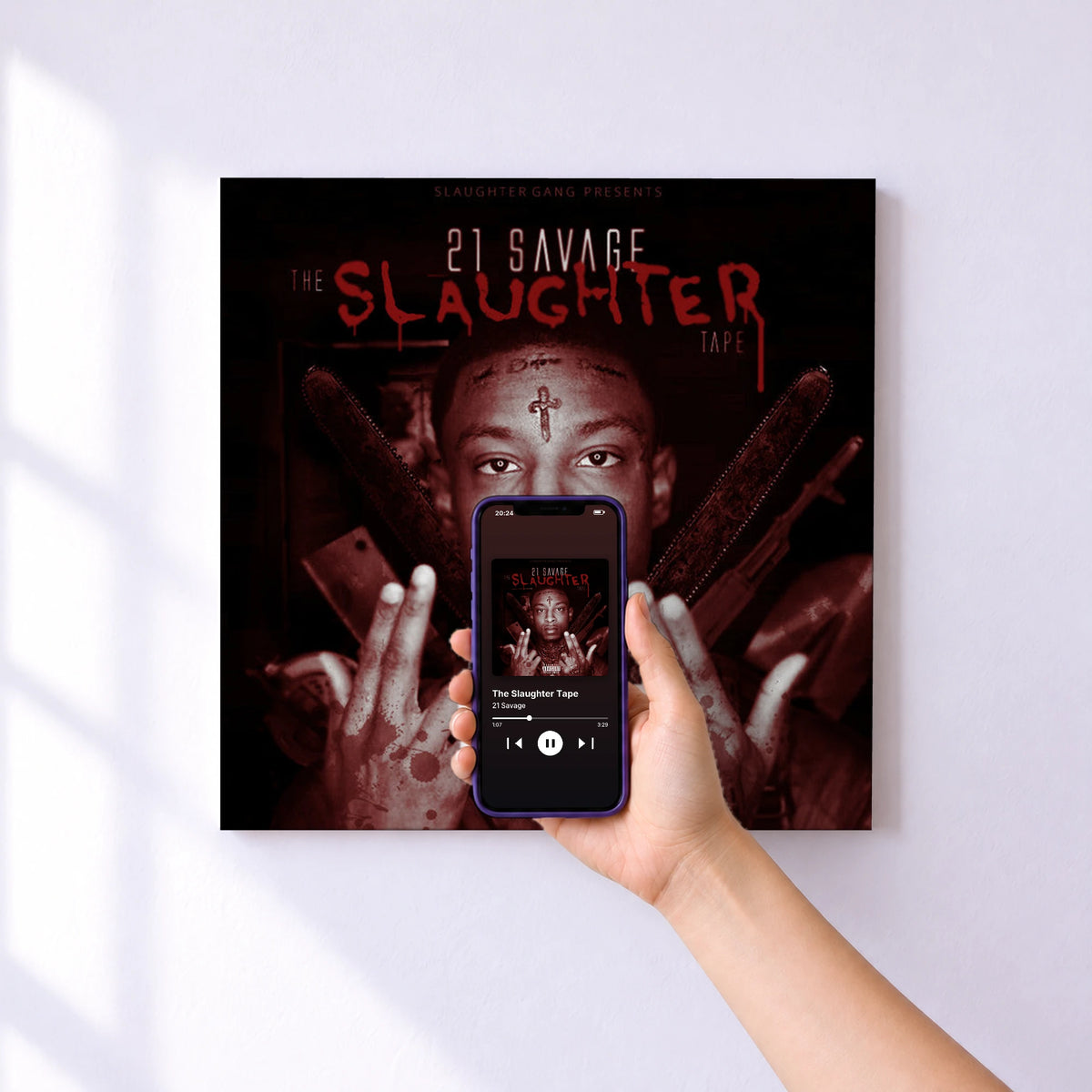 Affiche connectée The Slaughter Tape de 21 Savage au mur : l'album se lance en approchant le téléphone