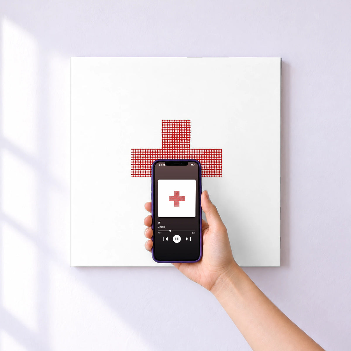 Affiche connectée 2 de 2hollis au mur : l'album se lance en approchant le téléphone