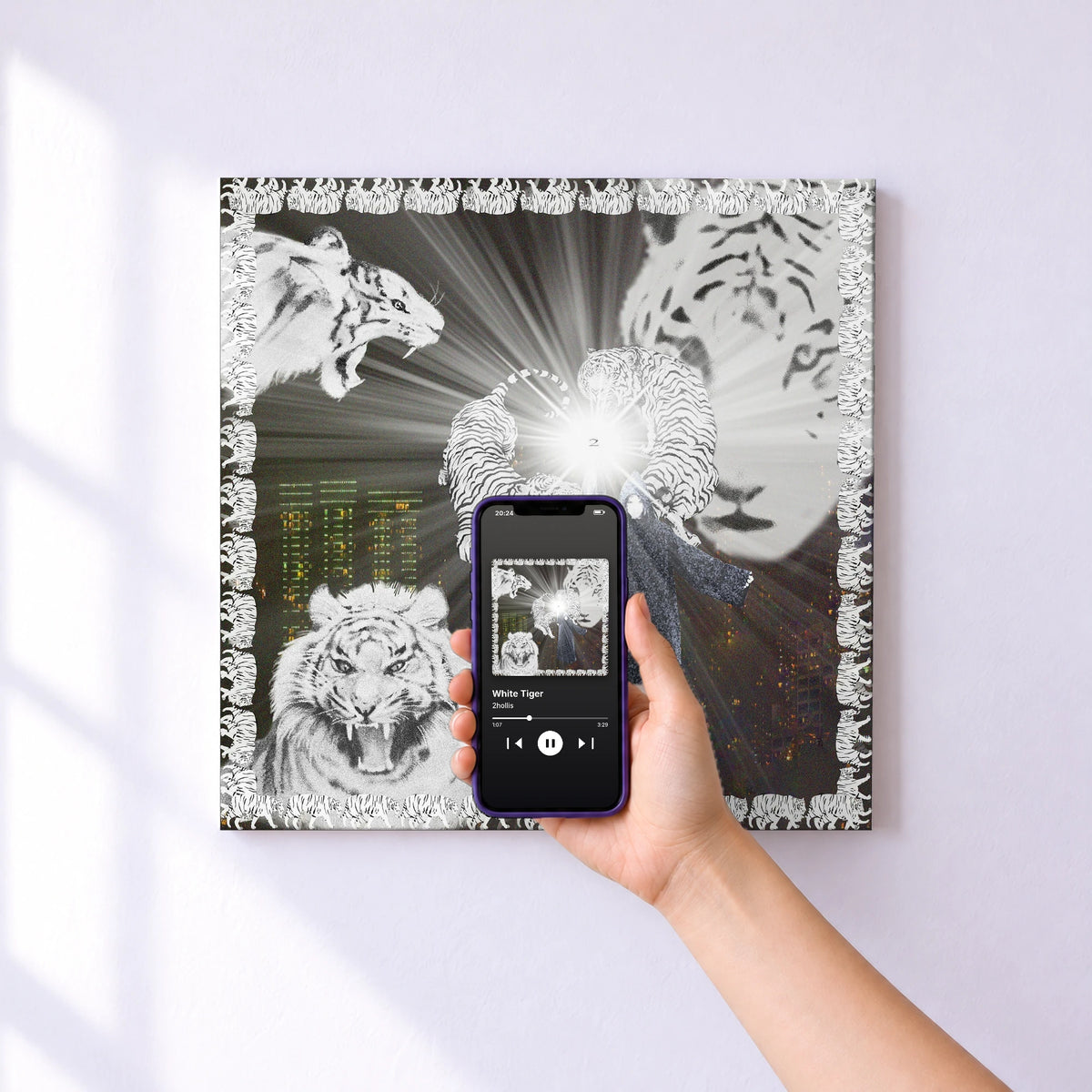 Affiche connectée White Tiger de 2hollis au mur : l'album se lance en approchant le téléphone