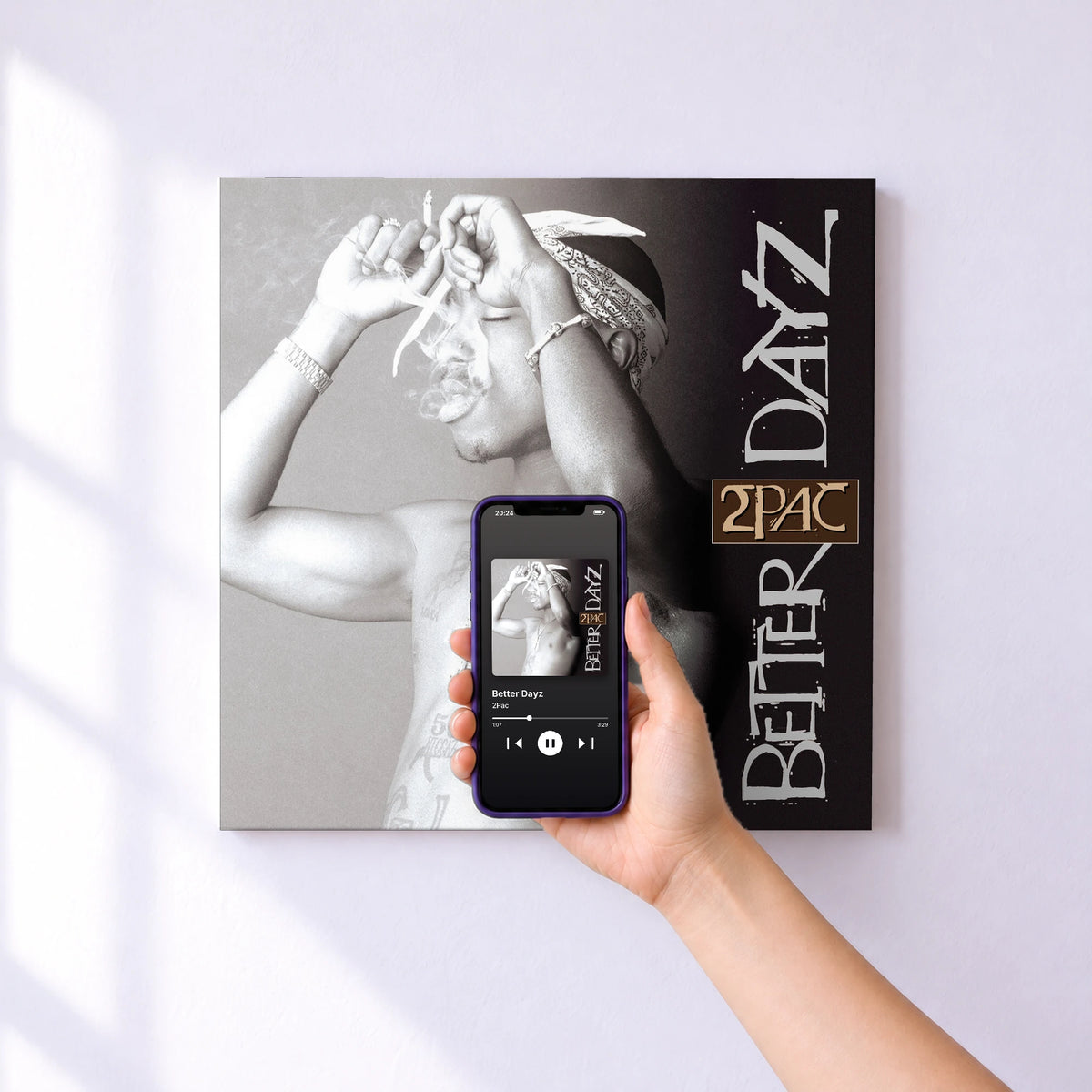 Affiche connectée Better Dayz de 2Pac au mur : l'album se lance en approchant le téléphone