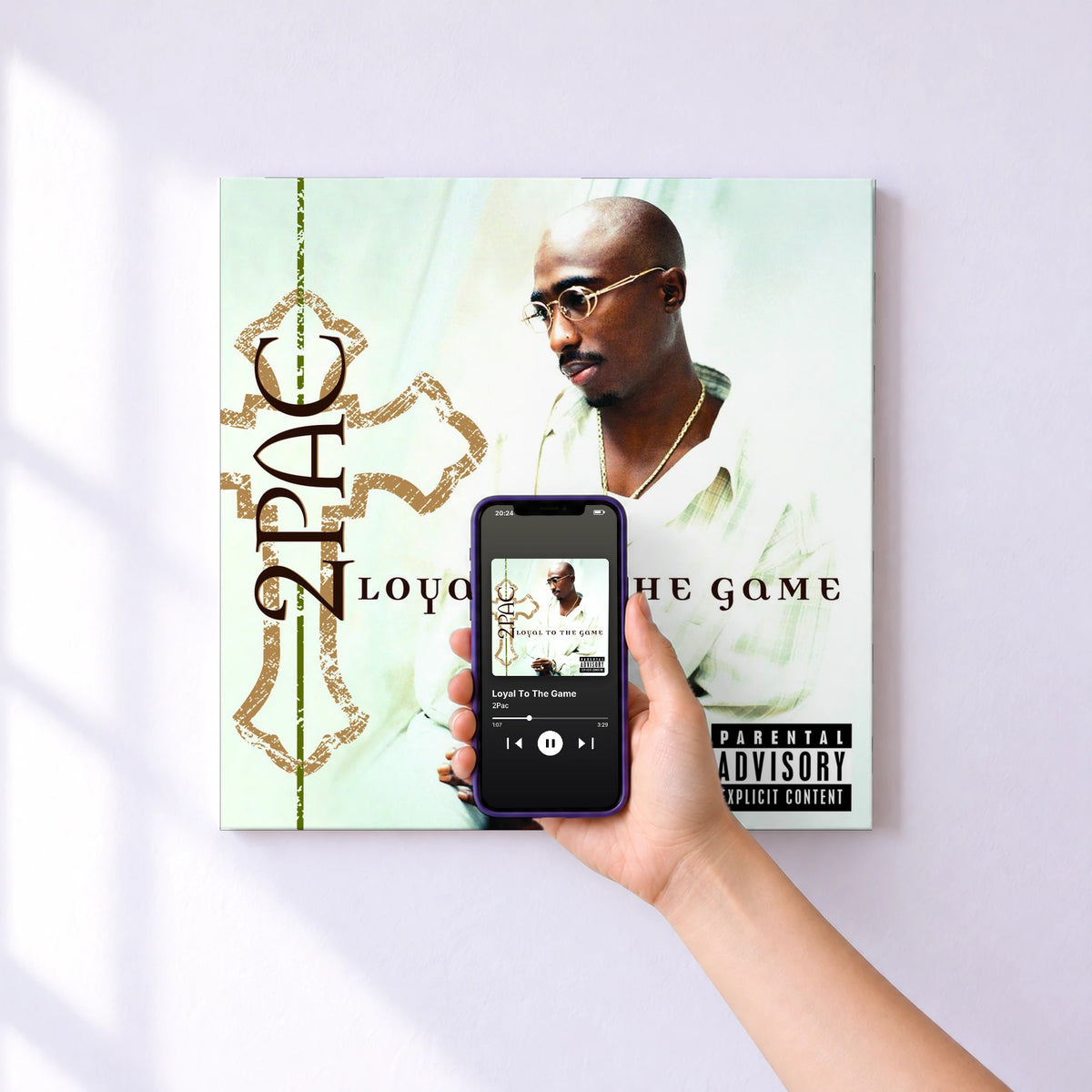 Affiche connectée Loyal To The Game de 2Pac au mur : l'album se lance en approchant le téléphone