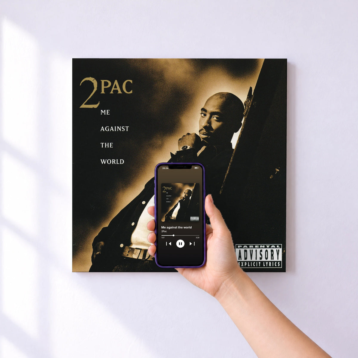 Affiche connectée Me against the world de 2Pac au mur : l'album se lance en approchant le téléphone