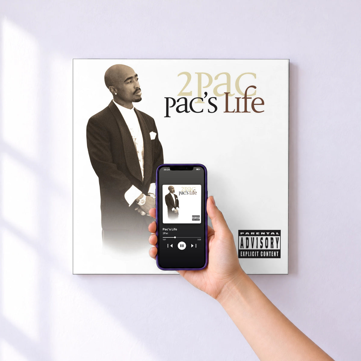 Affiche connectée Pac's Life de 2Pac au mur : l'album se lance en approchant le téléphone
