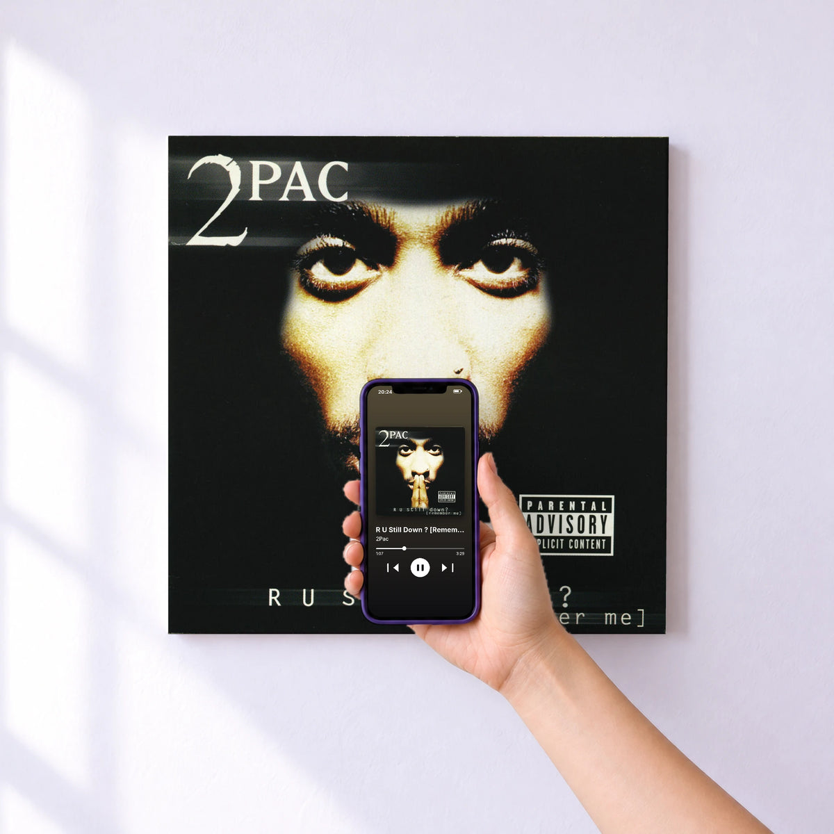 Affiche connectée R U Still Down ? [Remember Me] de 2Pac au mur : l'album se lance en approchant le téléphone