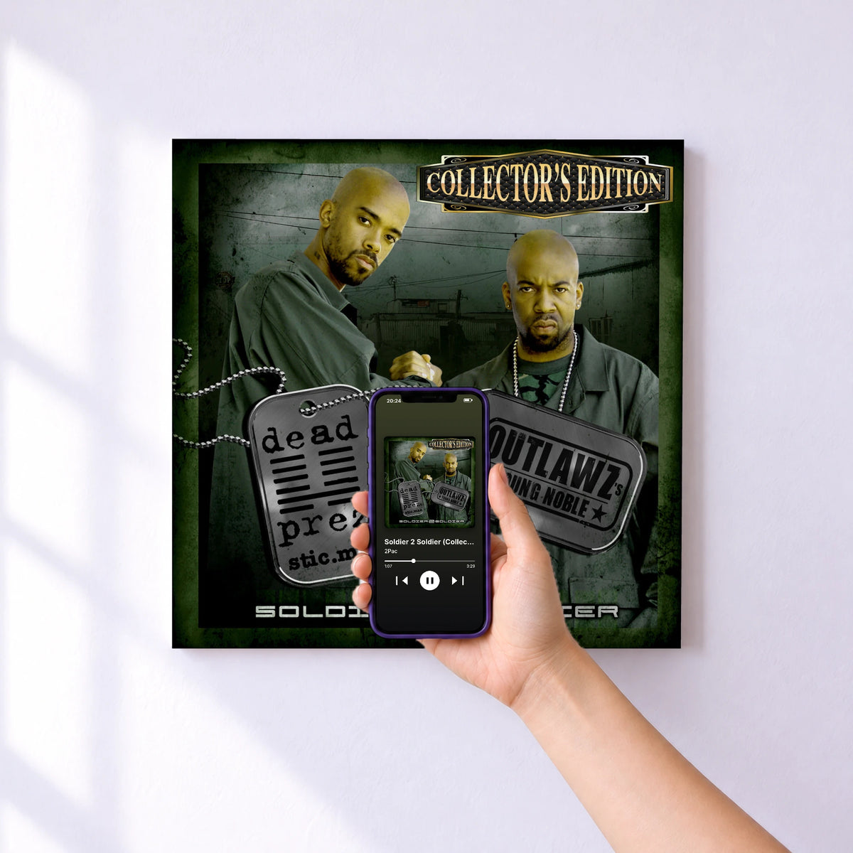 Affiche connectée Soldier 2 Soldier (Collector's Edition) de 2Pac au mur : l'album se lance en approchant le téléphone