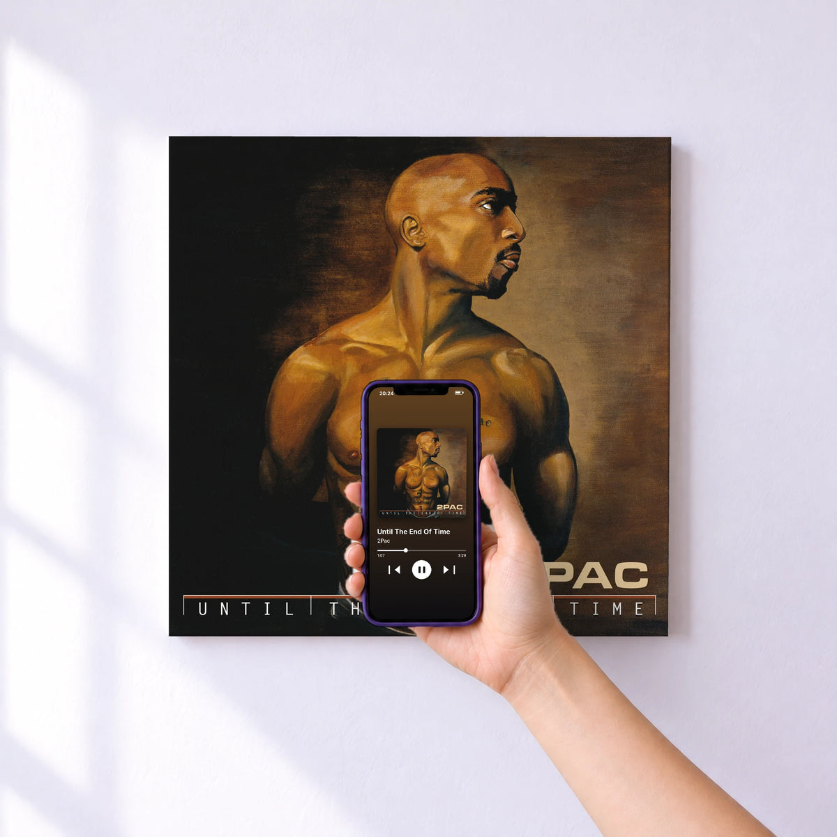 Affiche connectée Until The End Of Time de 2Pac au mur : l'album se lance en approchant le téléphone