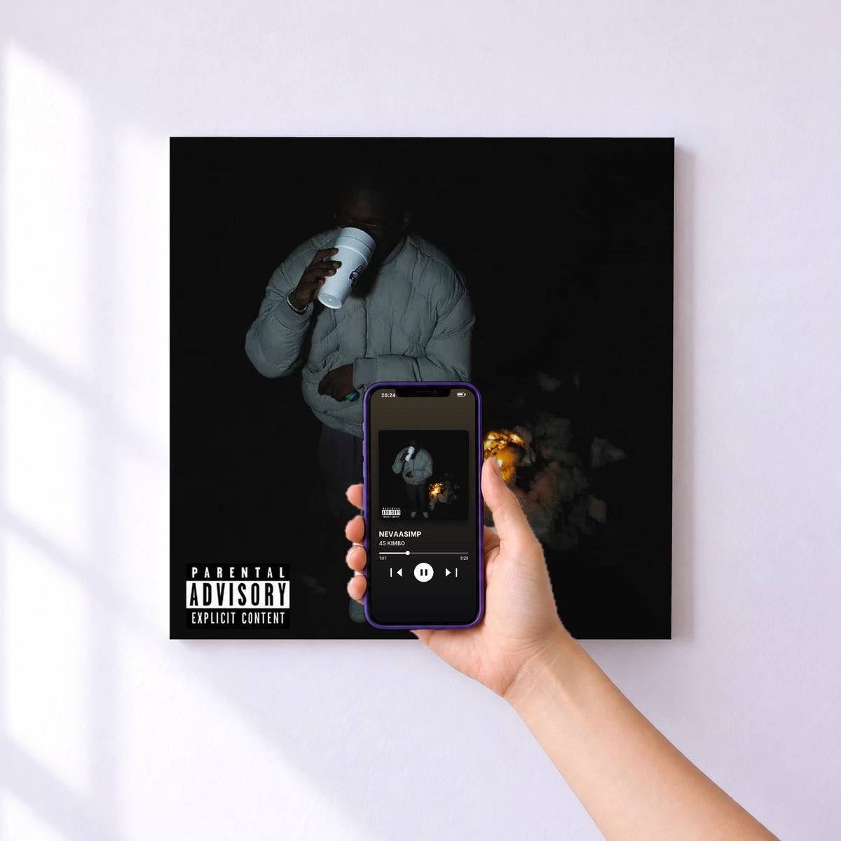 Affiche connectée NEVAASIMP de 45 KIMBO au mur : l'album se lance en approchant le téléphone