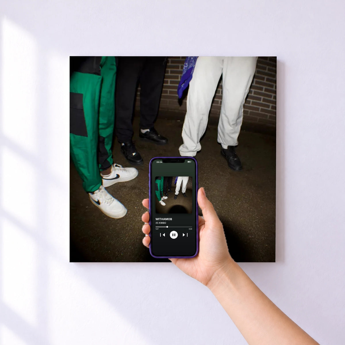 Affiche connectée WITHAMOB de 45 KIMBO au mur : l'album se lance en approchant le téléphone