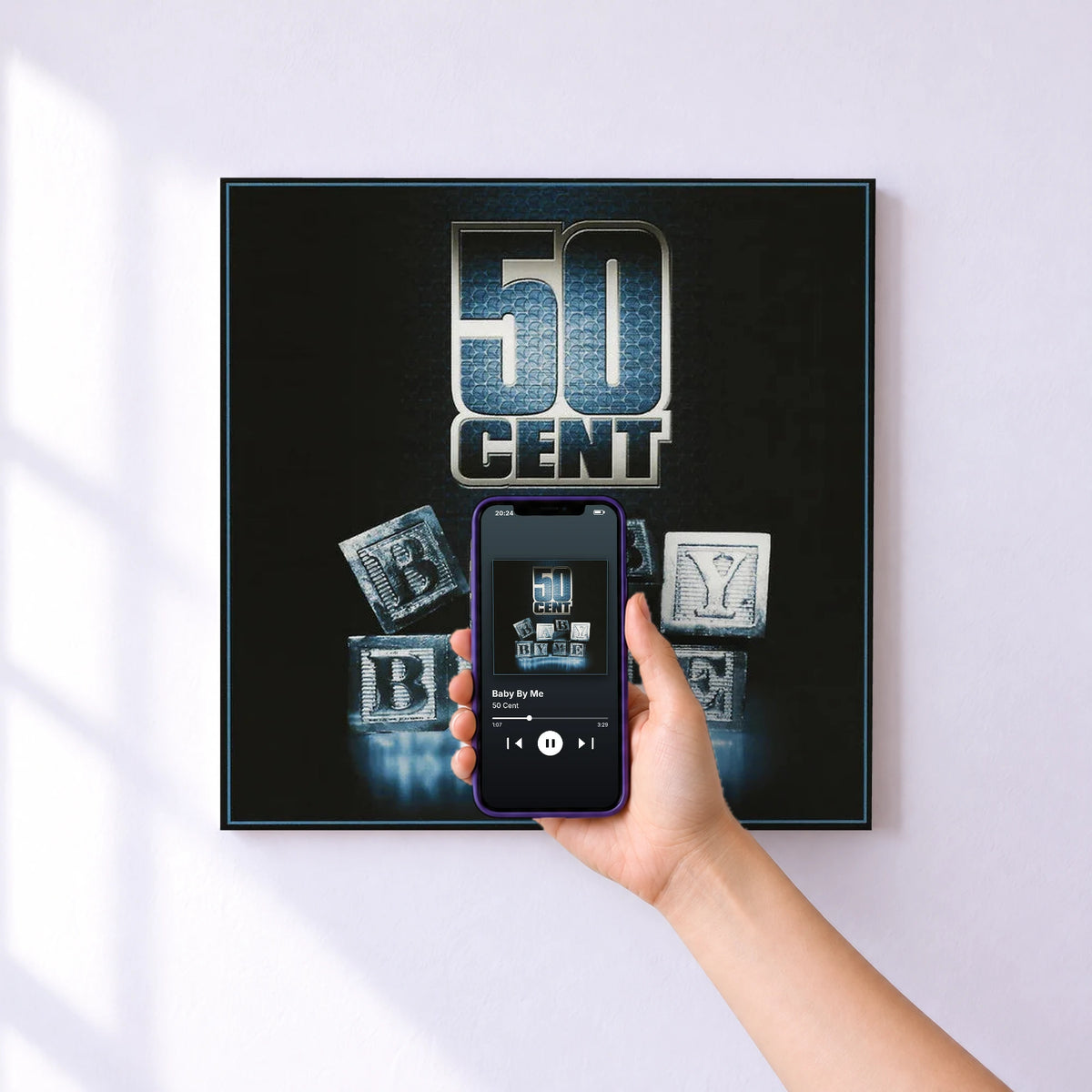 Affiche connectée Baby By Me de 50 Cent au mur : l'album se lance en approchant le téléphone