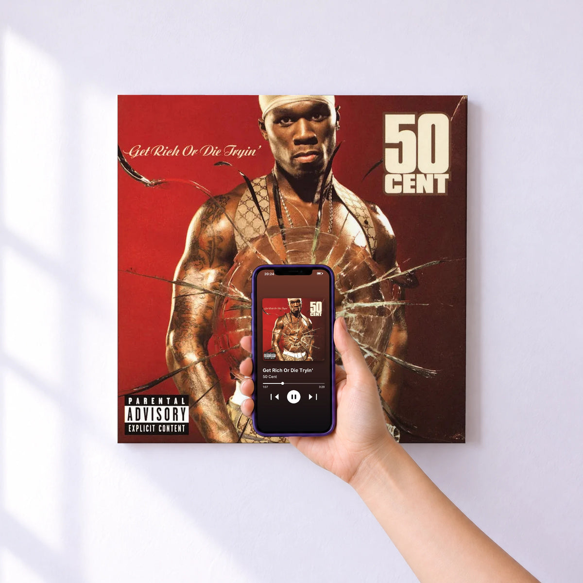 Affiche connectée Get Rich Or Die Tryin' de 50 Cent au mur : l'album se lance en approchant le téléphone