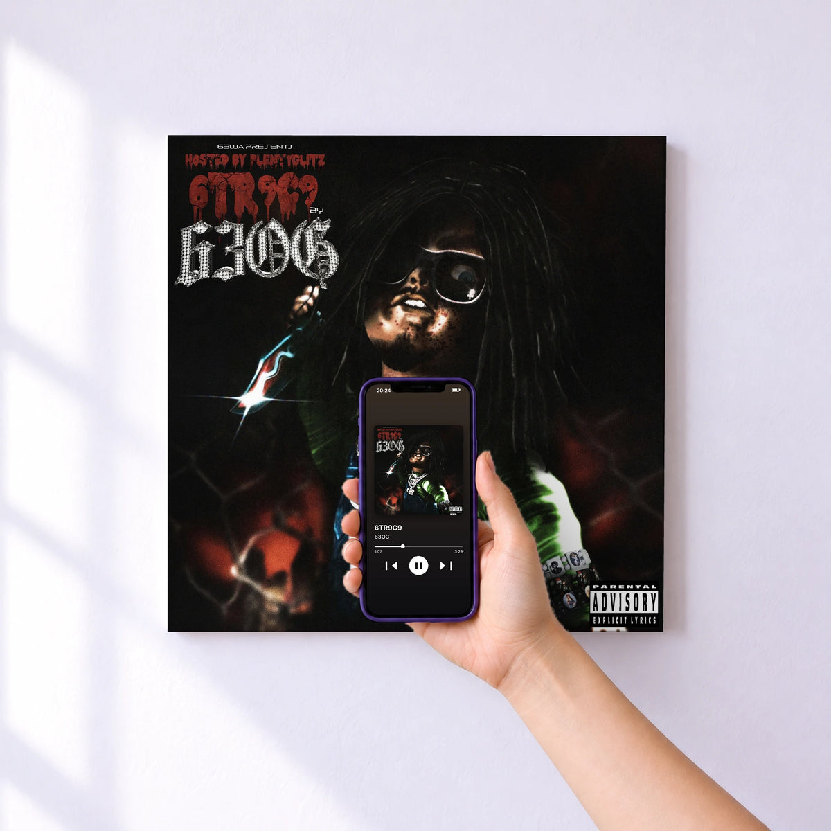 Affiche connectée 6TR9C9 de 63OG au mur : l'album se lance en approchant le téléphone