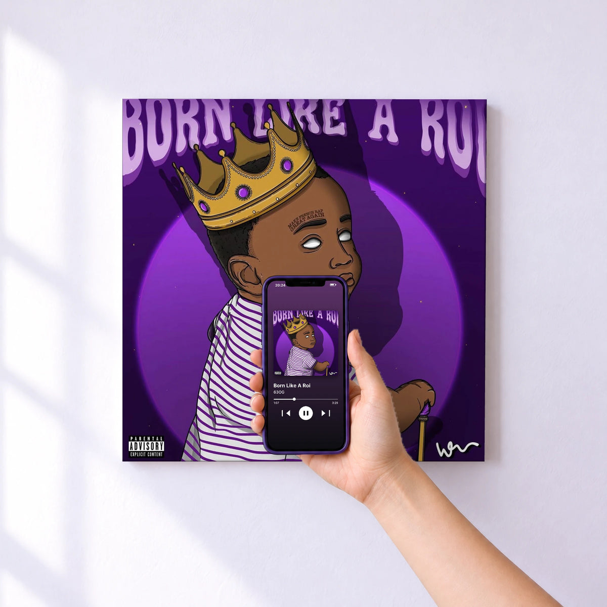 Affiche connectée Born Like A Roi de 63OG au mur : l'album se lance en approchant le téléphone