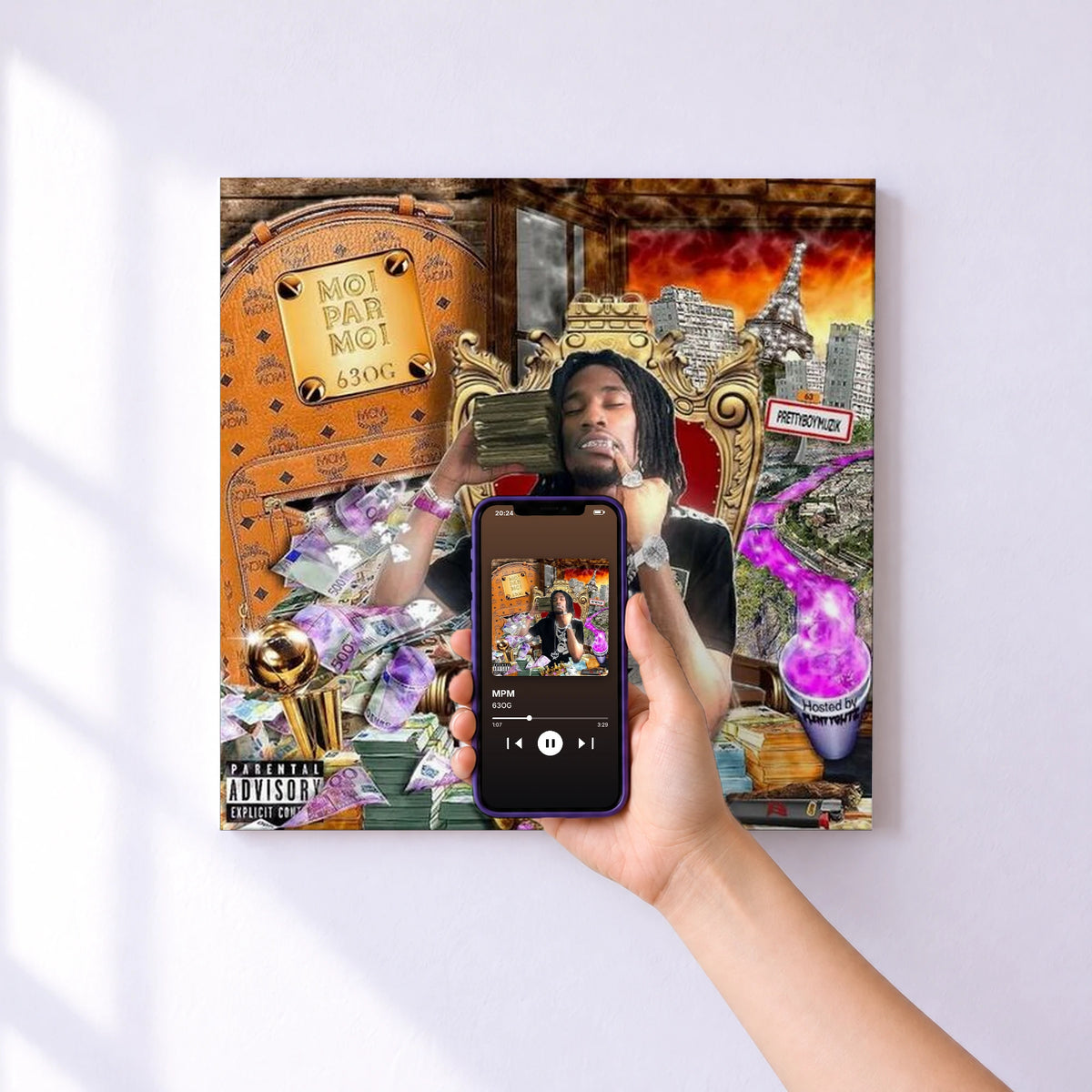 Affiche connectée MPM de 63OG au mur : l'album se lance en approchant le téléphone