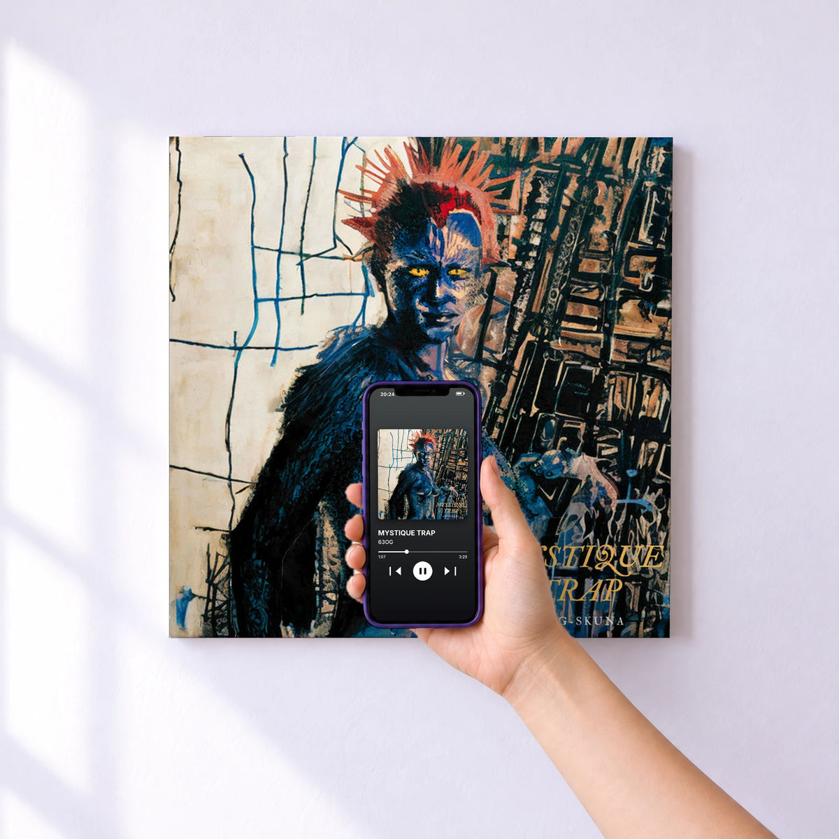 Affiche connectée MYSTIQUE TRAP de 63OG au mur : l'album se lance en approchant le téléphone
