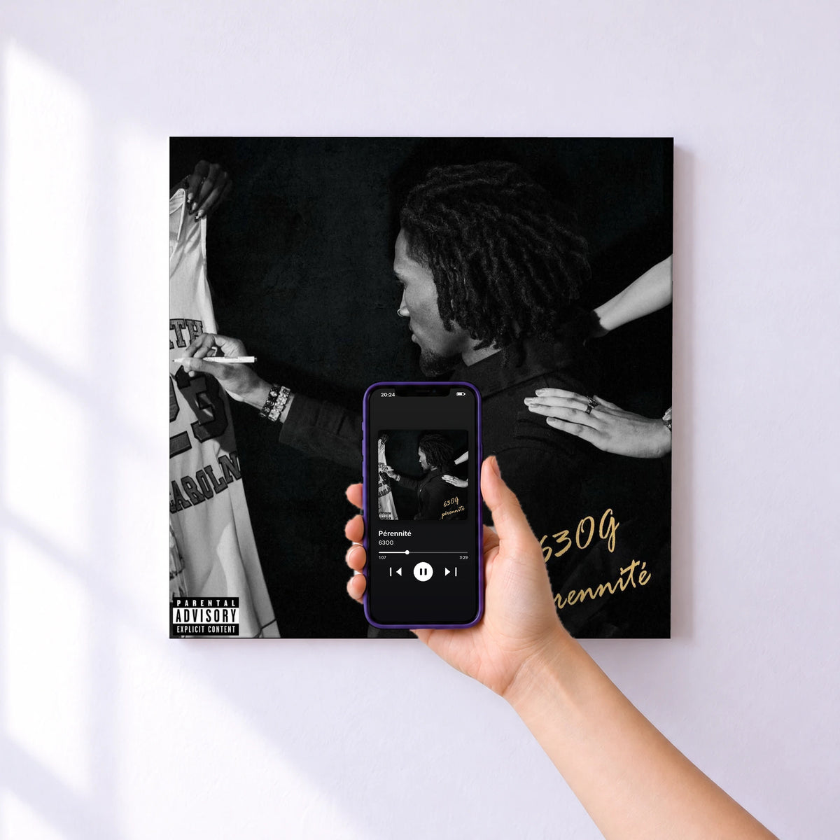 Affiche connectée Pérennité de 63OG au mur : l'album se lance en approchant le téléphone