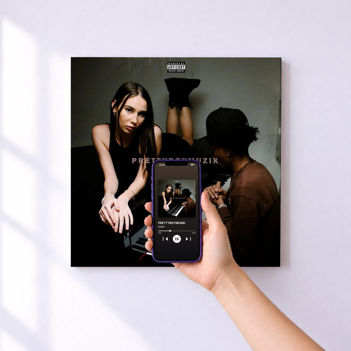 Affiche connectée PRETTYBOYMUSIK de 63OG au mur : l'album se lance en approchant le téléphone