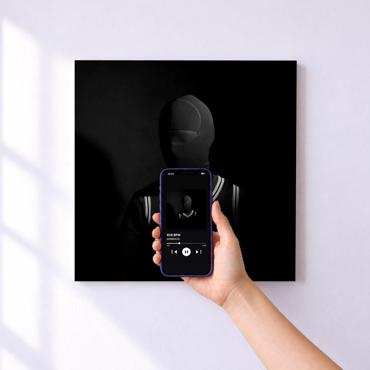 Affiche connectée 808 BPM de 808NOCHE au mur : l'album se lance en approchant le téléphone