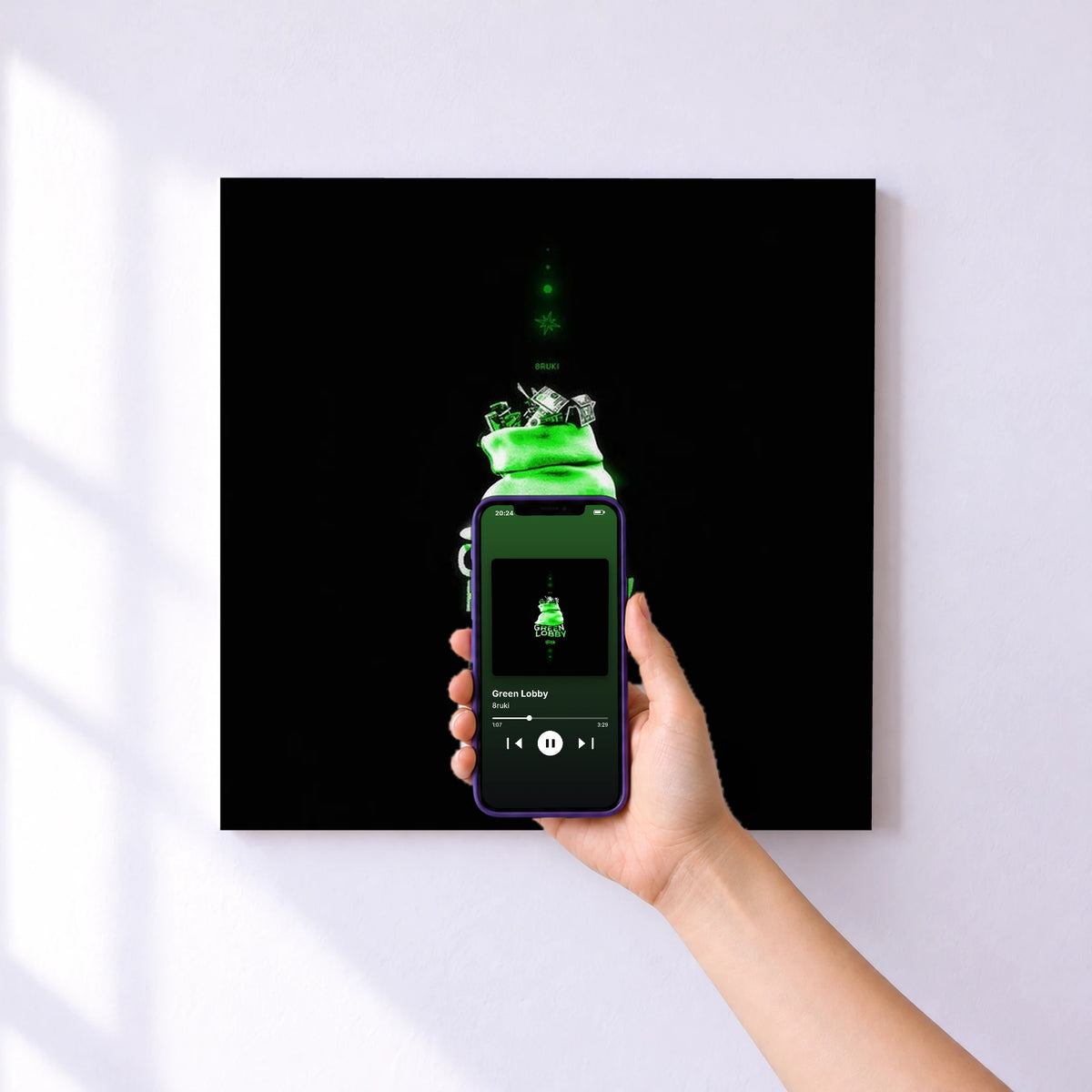 Affiche connectée Green Lobby de 8ruki au mur : l'album se lance en approchant le téléphone