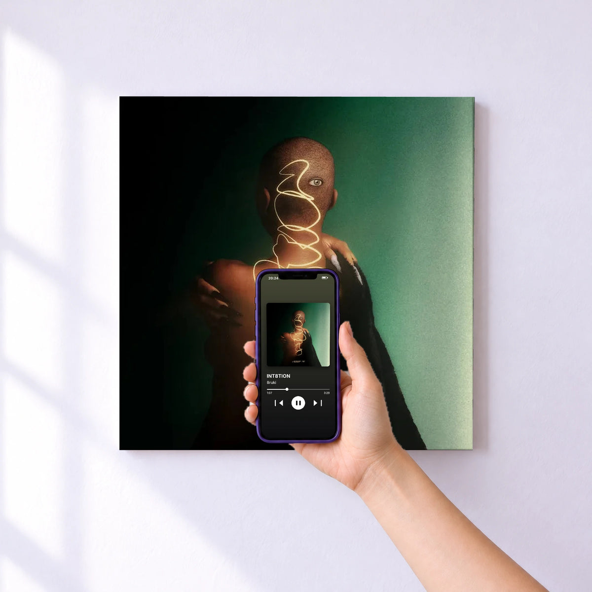 Affiche connectée INT8TION de 8ruki au mur : l'album se lance en approchant le téléphone