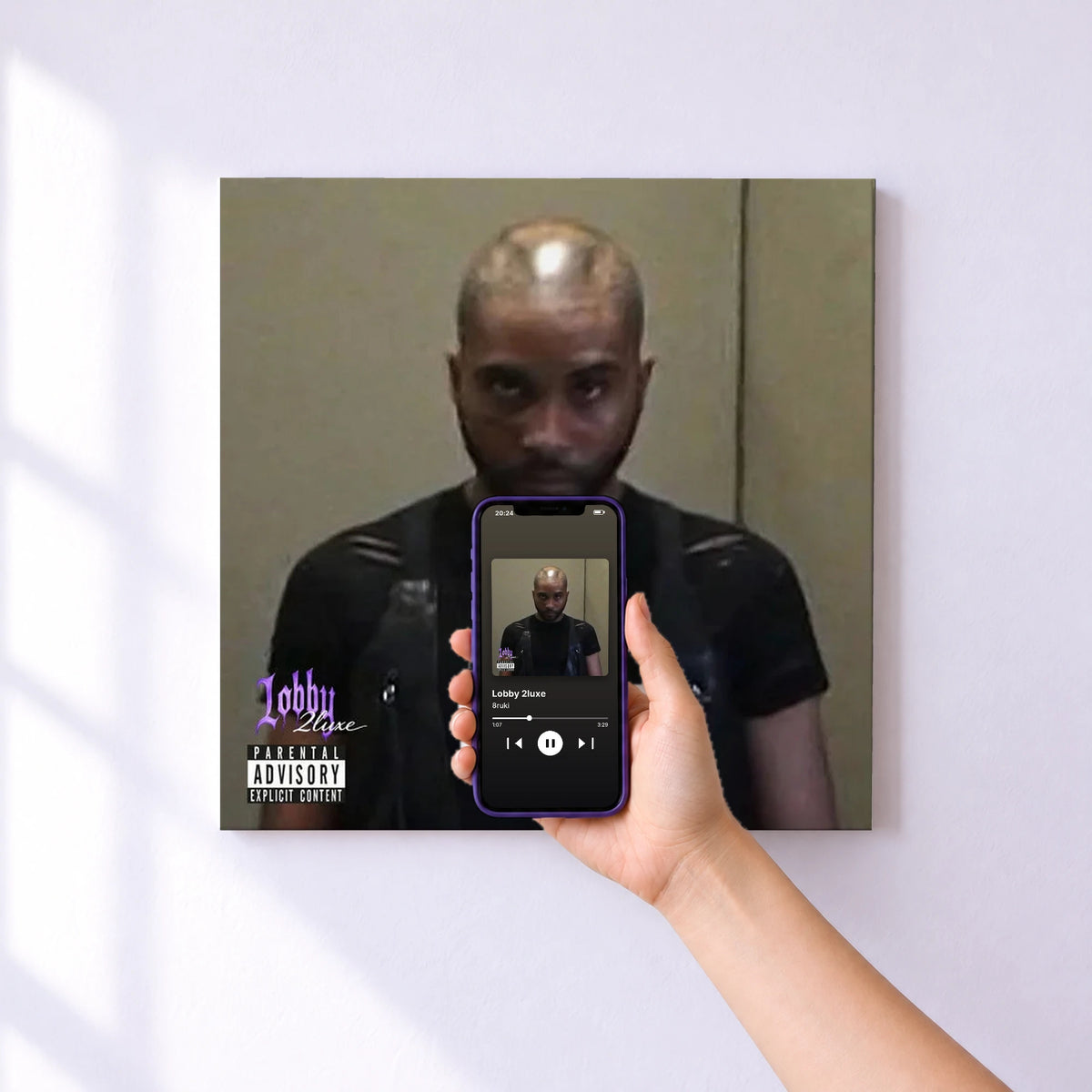 Affiche connectée Lobby 2luxe de 8ruki au mur : l'album se lance en approchant le téléphone