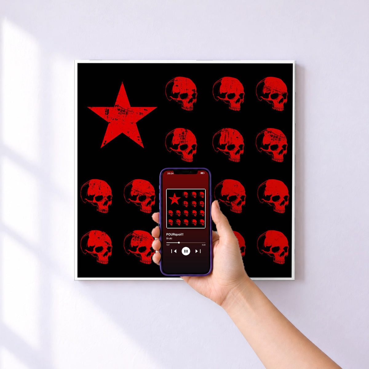 Affiche connectée POURquoi!! de 8ruki au mur : l'album se lance en approchant le téléphone