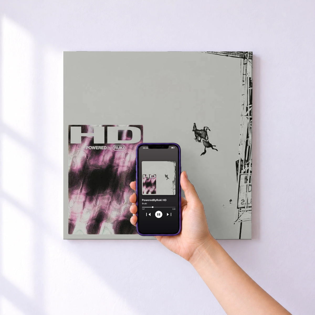 Affiche connectée PoweredByRuki HD de 8ruki au mur : l'album se lance en approchant le téléphone