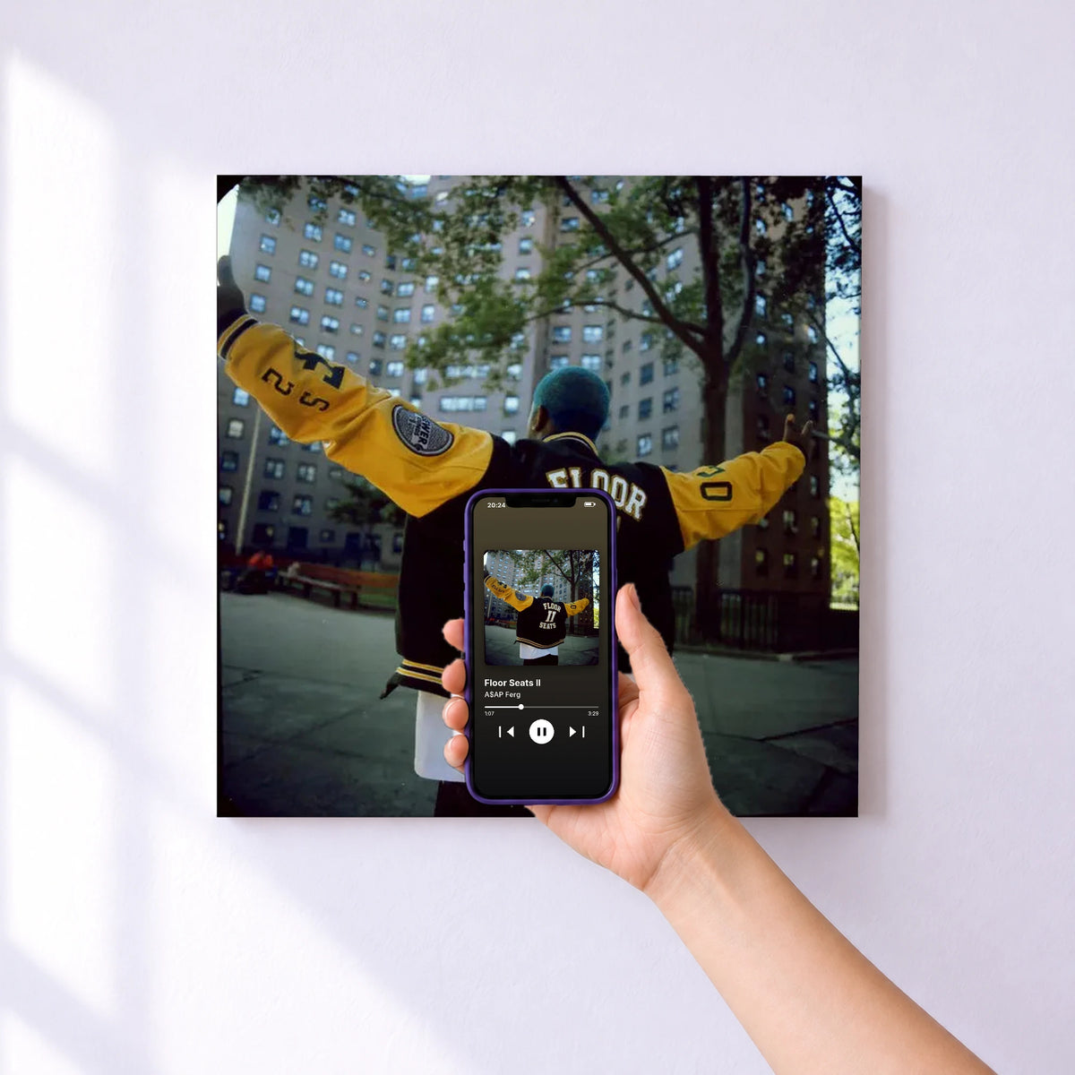 Affiche connectée Floor Seats II de A$AP Ferg au mur : l'album se lance en approchant le téléphone