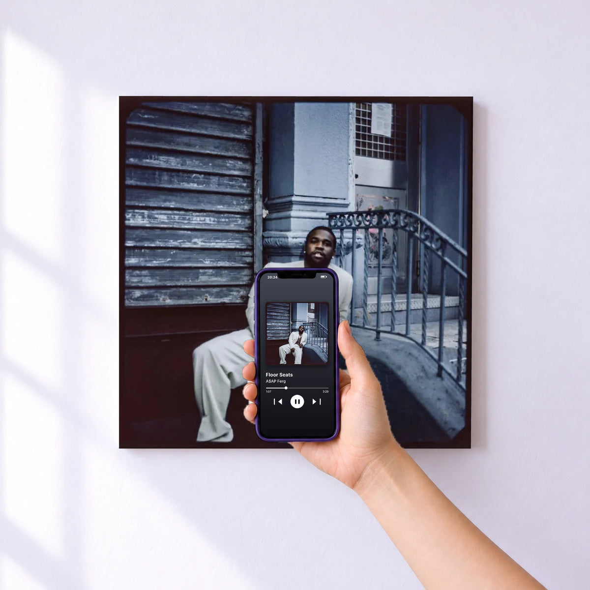 Affiche connectée Floor Seats de A$AP Ferg au mur : l'album se lance en approchant le téléphone