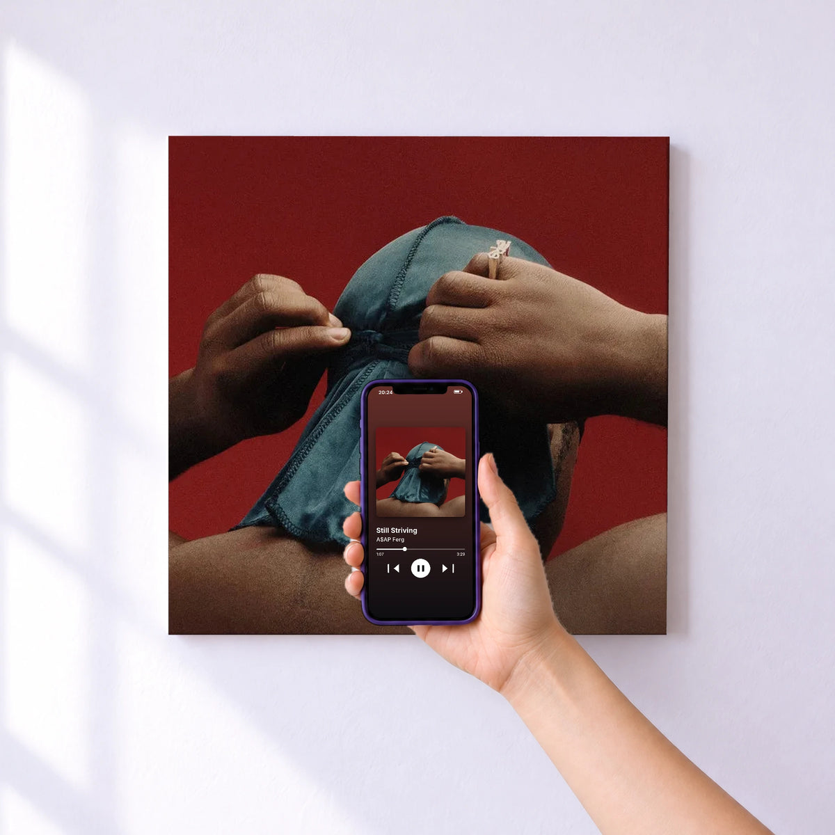 Affiche connectée Still Striving de A$AP Ferg au mur : l'album se lance en approchant le téléphone