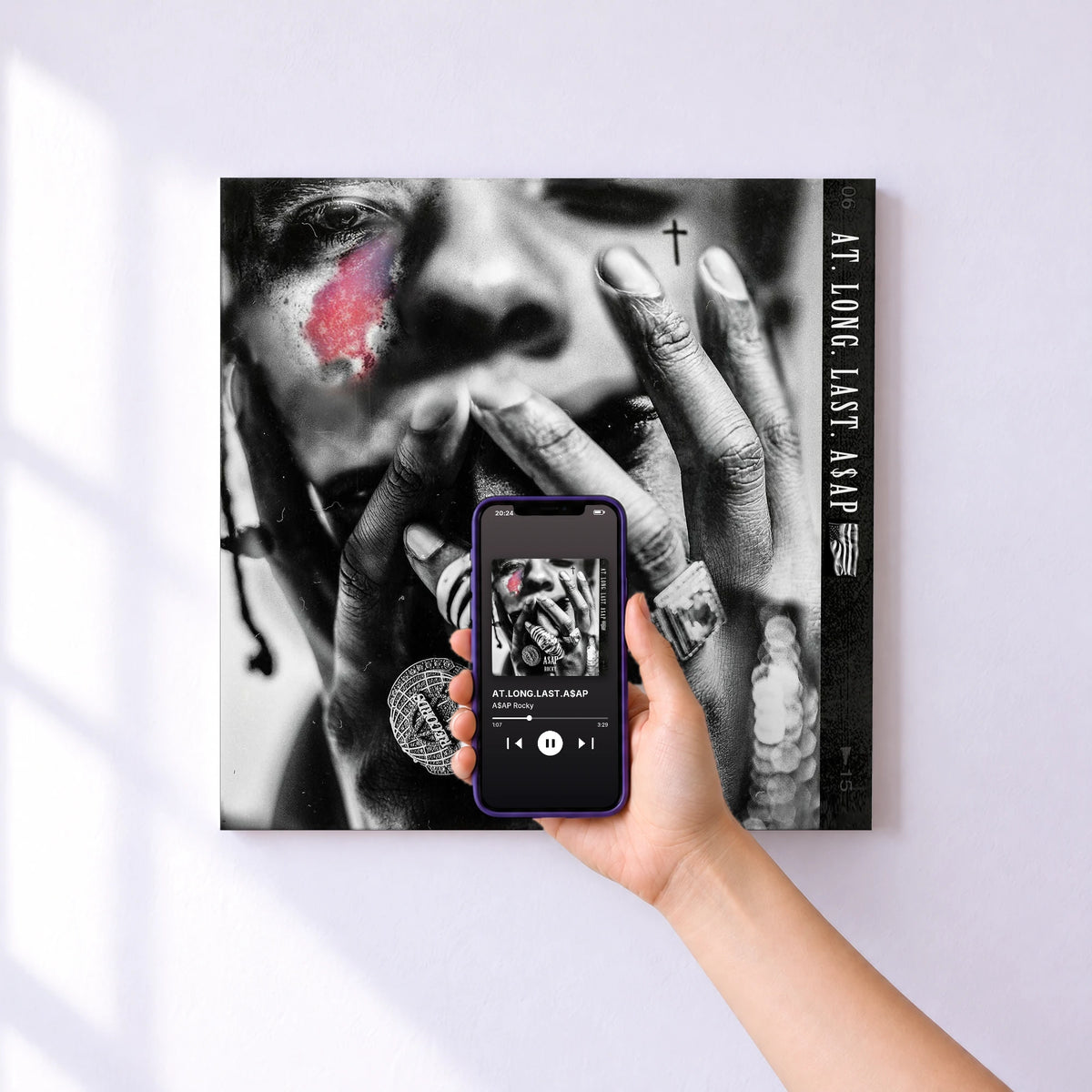 Affiche connectée AT.LONG.LAST.A$AP de A$AP Rocky au mur : l'album se lance en approchant le téléphone