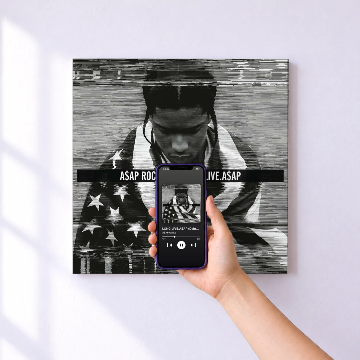 Affiche connectée LONG.LIVE.A$AP (Deluxe Version) de A$AP Rocky au mur : l'album se lance en approchant le téléphone