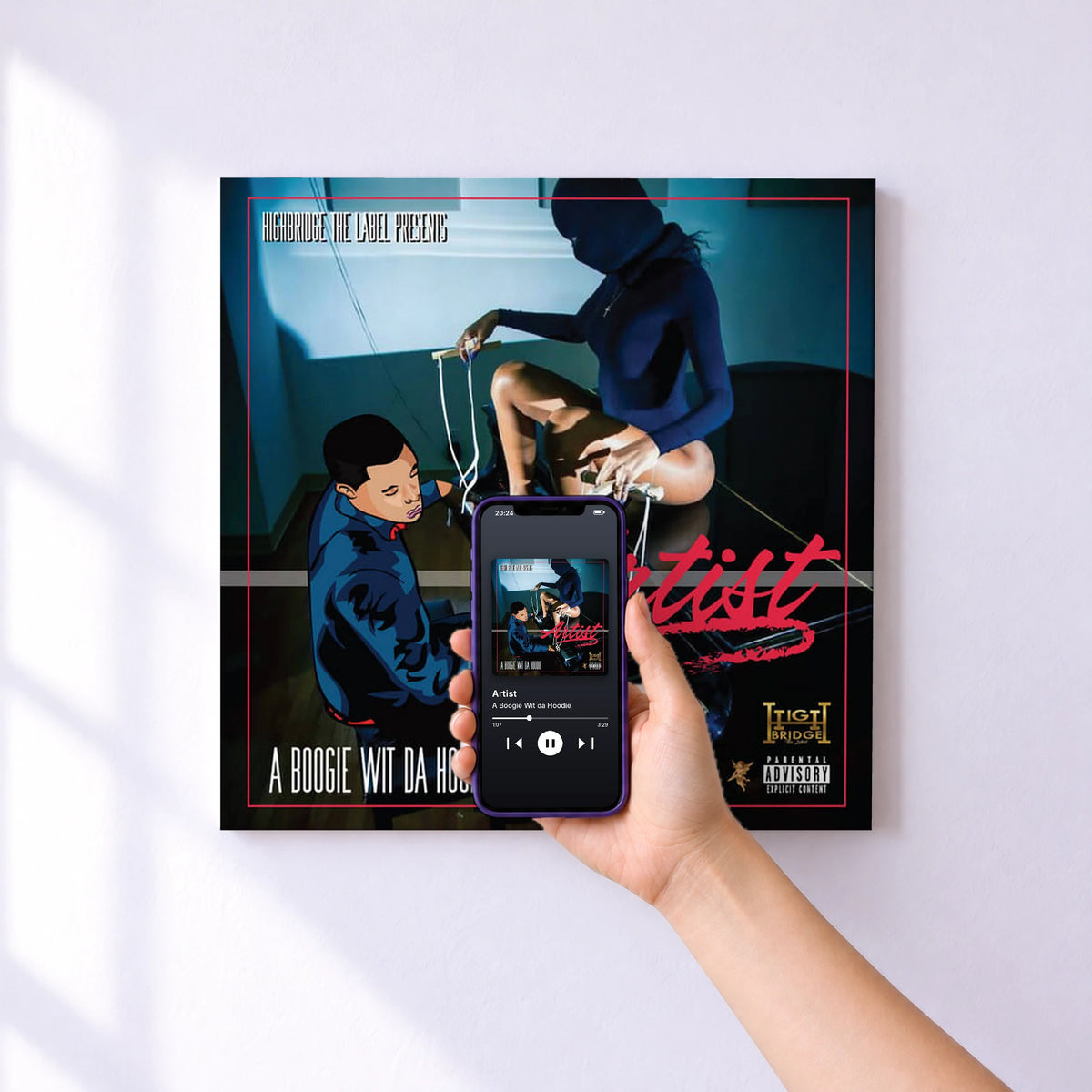 Affiche connectée Artist de A Boogie Wit da Hoodie au mur : l'album se lance en approchant le téléphone