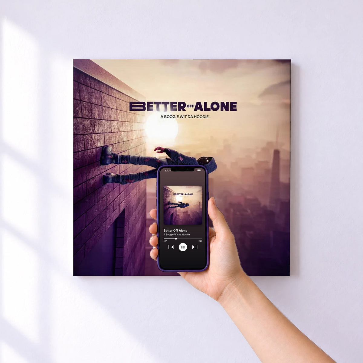 Affiche connectée Better Off Alone de A Boogie Wit da Hoodie au mur : l'album se lance en approchant le téléphone