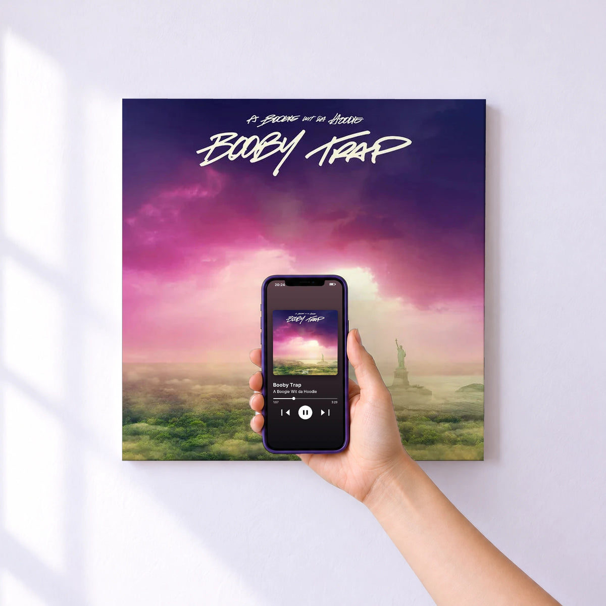 Affiche connectée Booby Trap de A Boogie Wit da Hoodie au mur : l'album se lance en approchant le téléphone