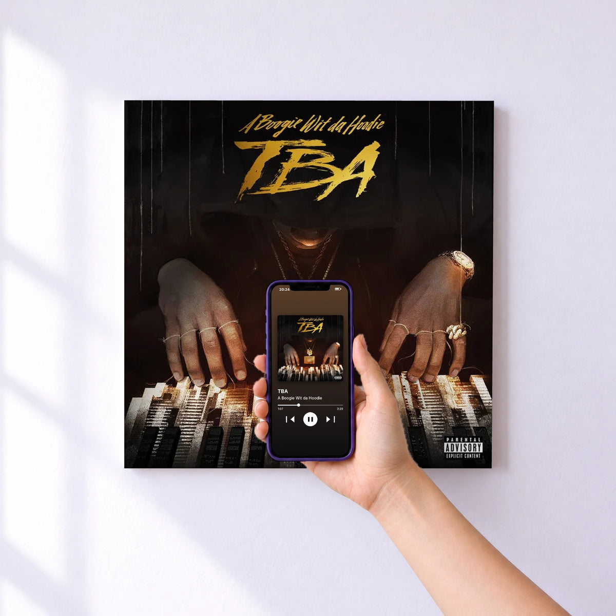 Affiche connectée TBA de A Boogie Wit da Hoodie au mur : l'album se lance en approchant le téléphone