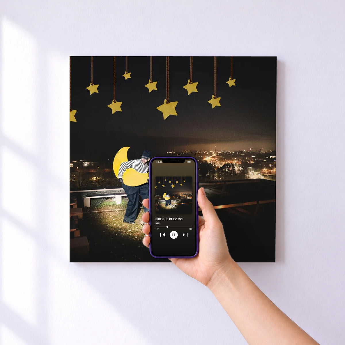 Affiche connectée PIRE QUE CHEZ MOI de a6el au mur : l'album se lance en approchant le téléphone
