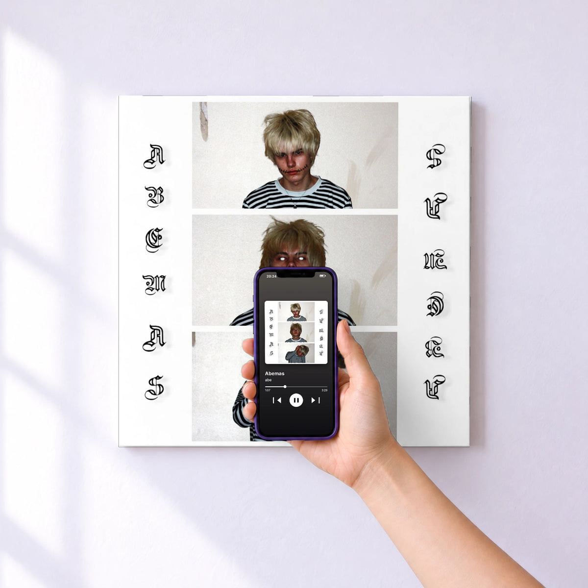 Affiche connectée Abemas de abe au mur : l'album se lance en approchant le téléphone
