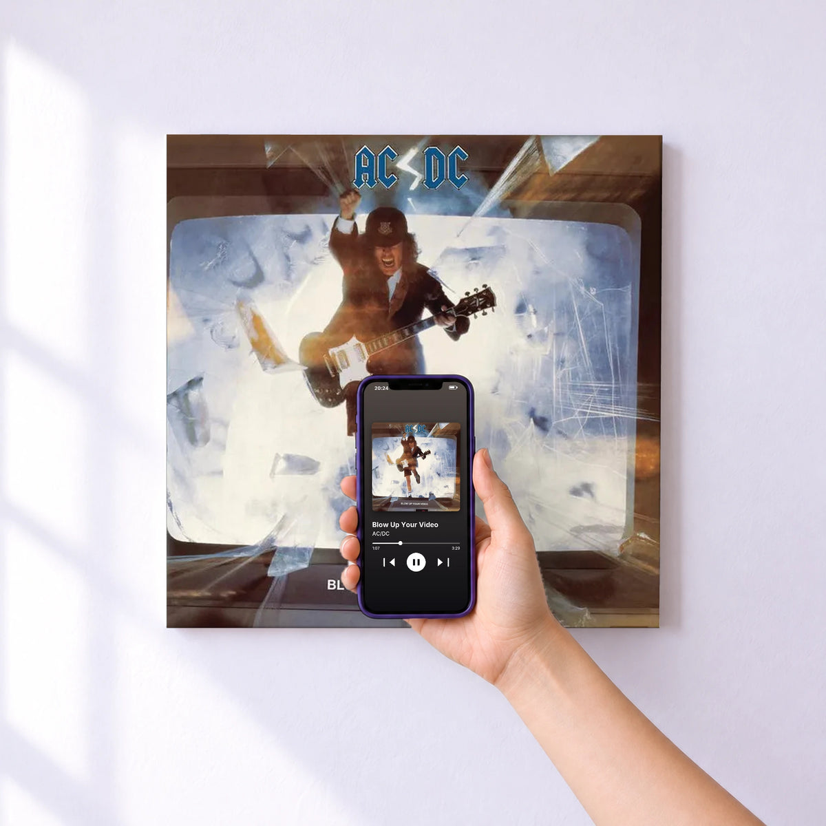 Affiche connectée Blow Up Your Video de AC/DC au mur : l'album se lance en approchant le téléphone