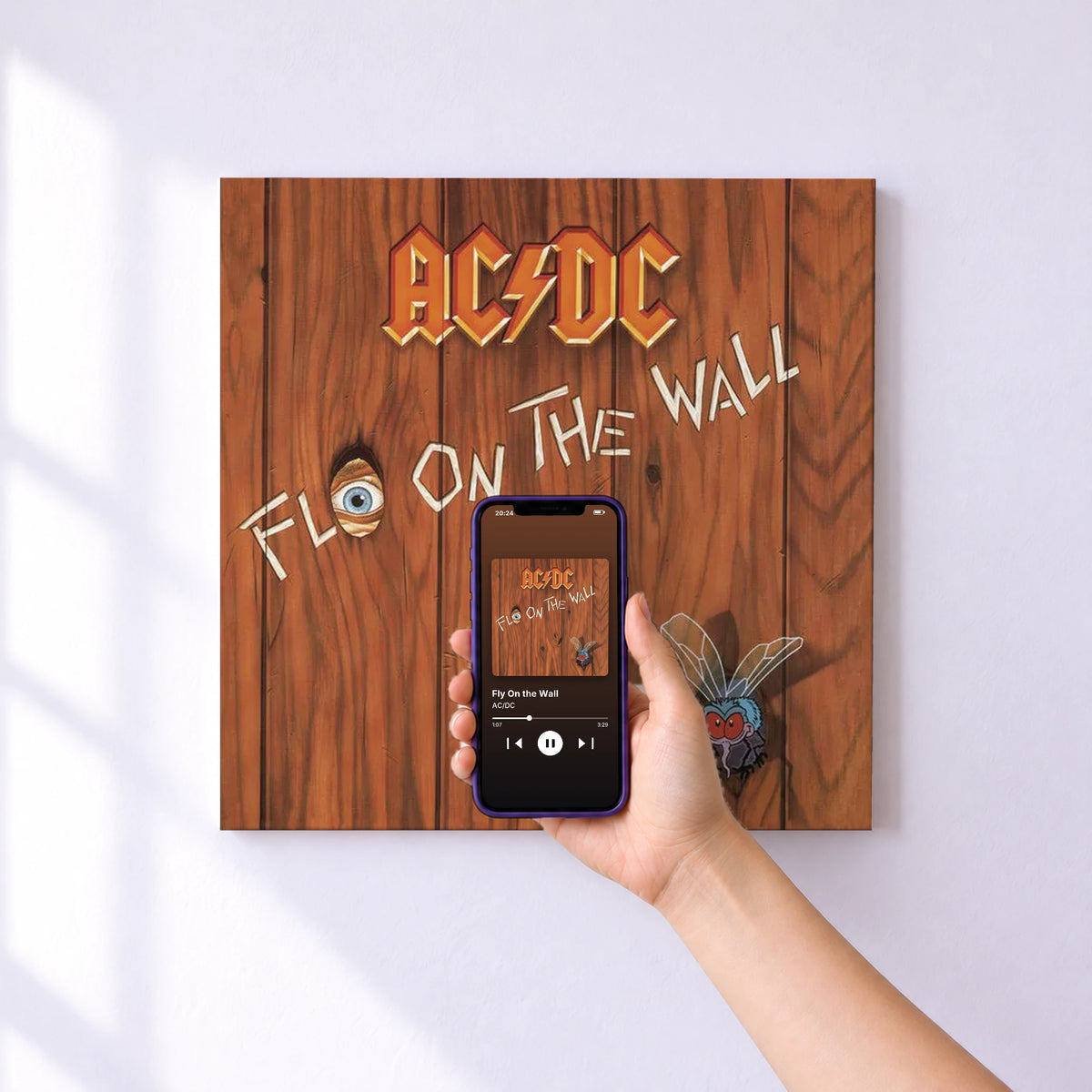Affiche connectée Fly On the Wall de AC/DC au mur : l'album se lance en approchant le téléphone