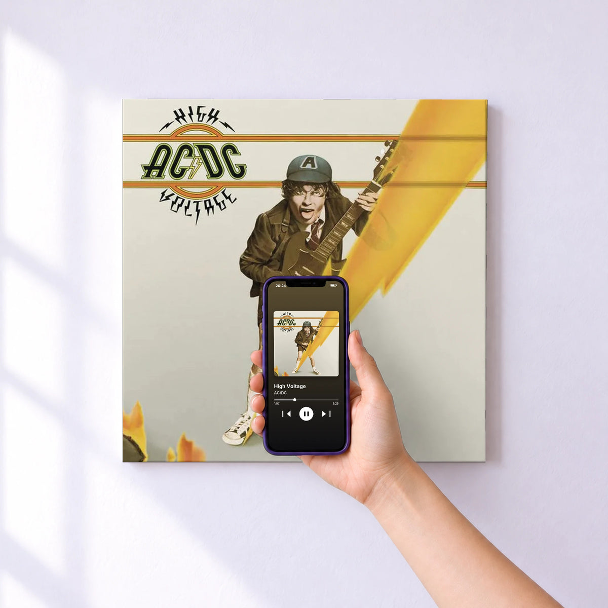 Affiche connectée High Voltage de AC/DC au mur : l'album se lance en approchant le téléphone