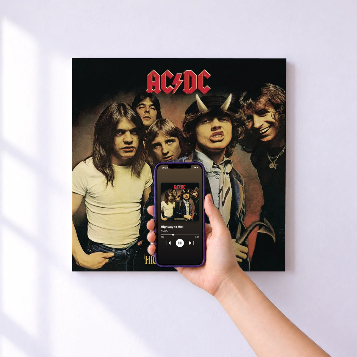 Affiche connectée Highway to Hell de AC/DC au mur : l'album se lance en approchant le téléphone